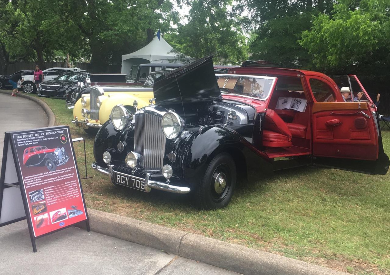 black-bentley-car-display